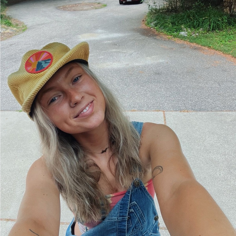 Meet your Posher, Caitlin